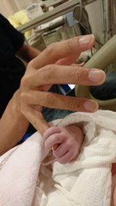 誕生　握られる