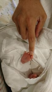誕生　ちっちゃい足