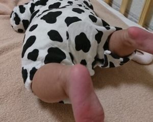 生後3か月でうつ伏せ練習してるけど、お尻が可愛すぎる♡